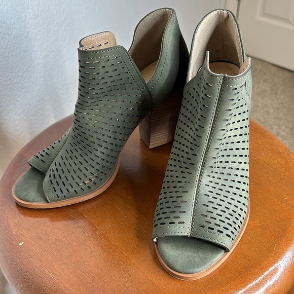 🏠Restricted Open Toe Heel | Olive | Size 7 - Picture 6 of 12